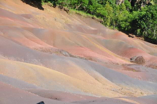 Цветная почва в селе Шамарель (Маврикий). Фото