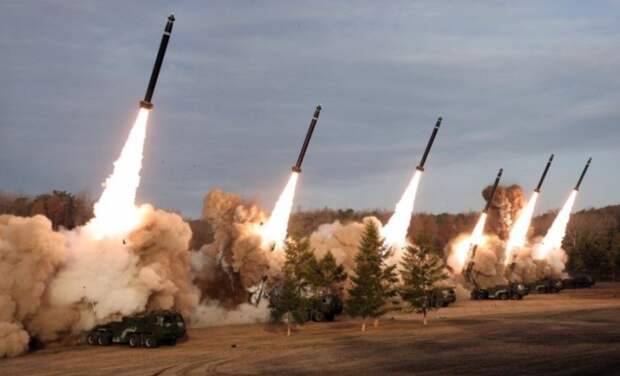 Одни из самых эффектных военных кадров этого сезона. Групповой старт 600-мм ракет северокорейского РСЗО KN-25. Говорят, их в марте 2024-го демонстрировали группе российских военных экспертов. Фото ЦТАК