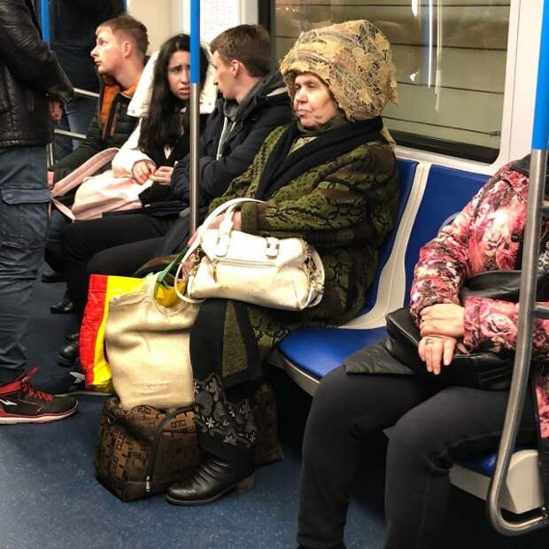 Модники и странные персонажи в метро