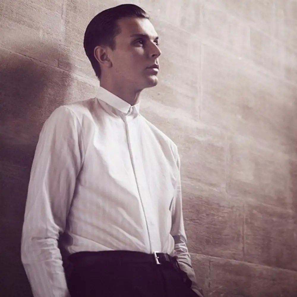 Young hurts. Солист группы hurts. Тео Хатчкрафт. Тео hurts. Hurts theo Hutchcraft.