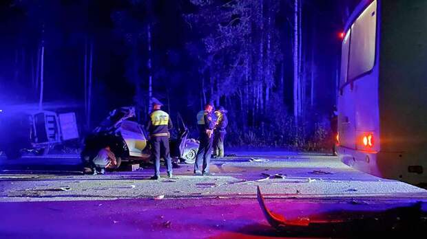 Два человека погибли в результате ДТП с участием автобуса в Свердловской области