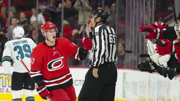 Хоккеист «Каролины» Ахо назвал Свечникова одним из лидеров команды