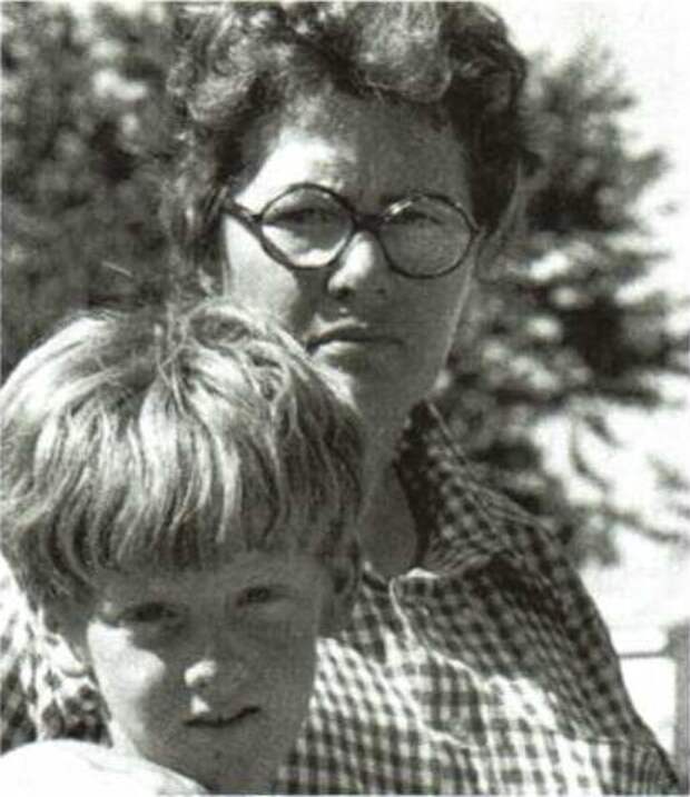 Марлон Лоу и его мама после их ужасного происшествия