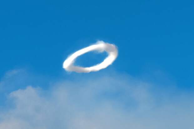 11 ноября 2013 года. Вулкан Этна в Сицилии выпускает редкие паровые кольца, известные в науке как вихревые кольца. Фото: Tom Pfeiffer / Barcroft Media