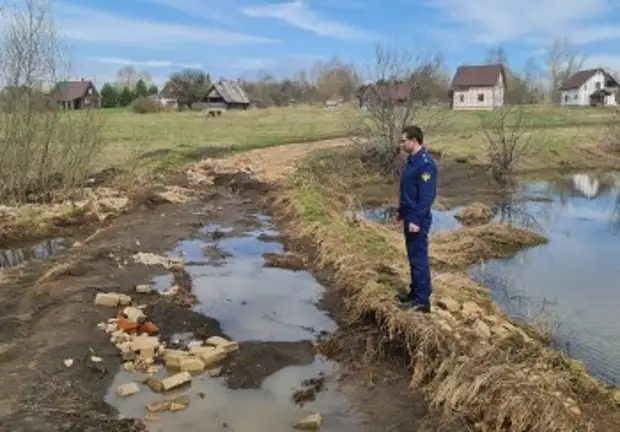 Жители калужской деревни остались без единственной дороги