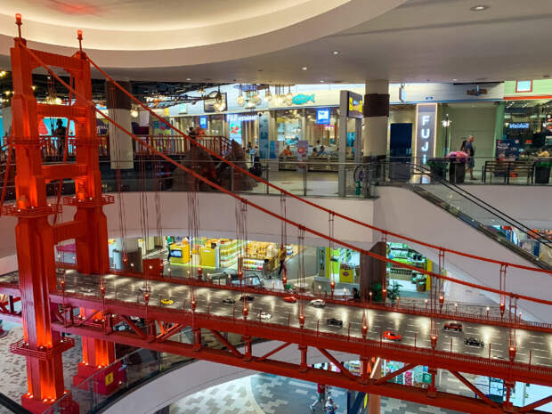 Торговой центр Терминал 21 в Паттайе с огромным самолетом на входе