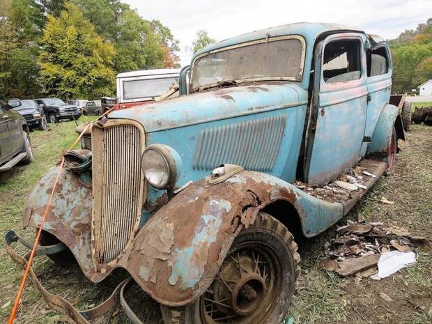 На крыше Ford Coupe 1934 года видны вмятины от рухнувших сверху балок авто, джанкярд, коллекция, коллекция автомобилей, олдтаймер, ретро авто, свалка автомобилей