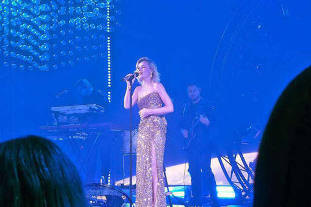 Певица Полина Гагарина в золотом платье с разрезом вышла на сцену