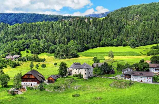 Сан-Виджилио-ди-Мареббе (San Vigilio di Marebbe) - очаровательная горная деревушка. (56 фото)