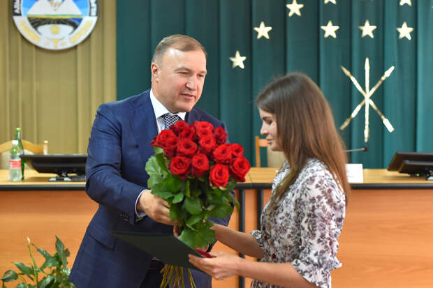 Глава Адыгеи вручил детям-сиротам ключи от квартир