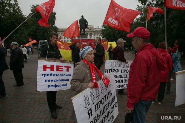 Митинг против пенсионной реформы. Тюмень, пенсионерка, флаги кпрф, протест, митинг, пенсионная реформа