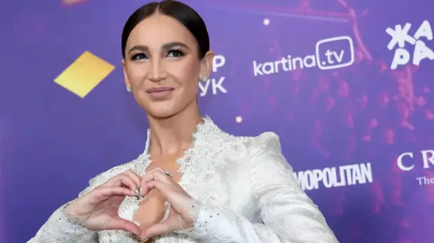 Губерниев подарил Бузовой цветы и конфеты с коньяком