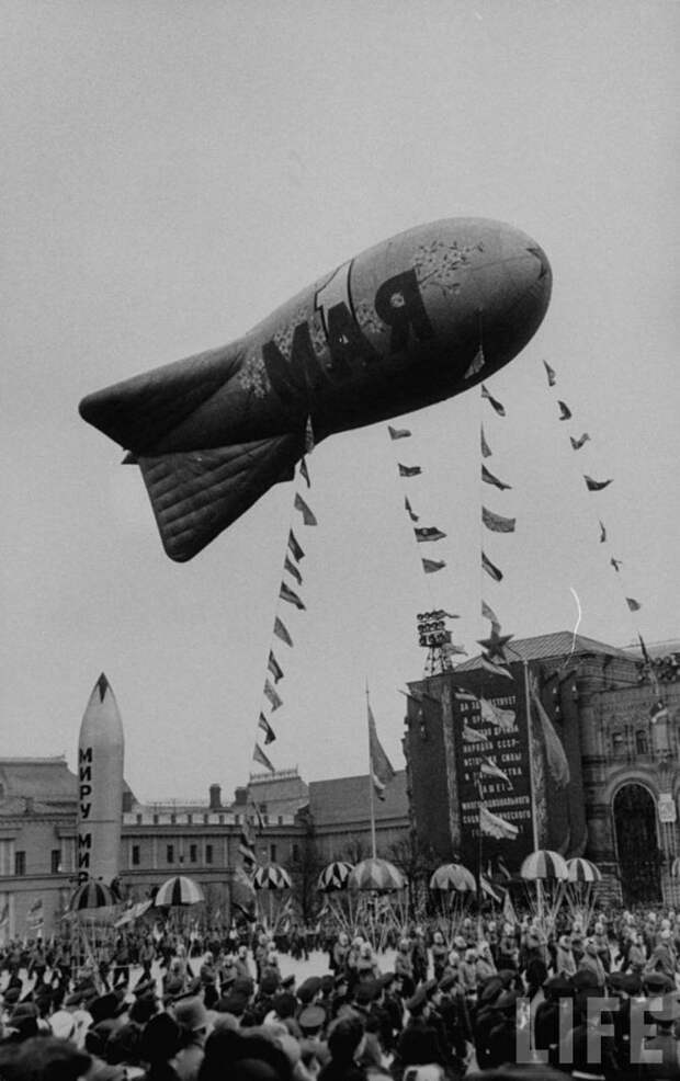 Как проходили майские праздники в Москве в 1958 году (24 фото)
