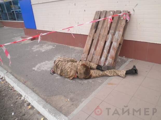 Пьяный военнослужащий в феалиях пекрыл вход в николаевский супермаркет (фотофакт)