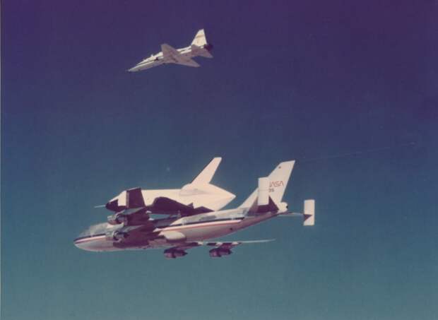 1975. Первый снимок «Энтерпрайз» (OV-101) со своим Boeing 747
