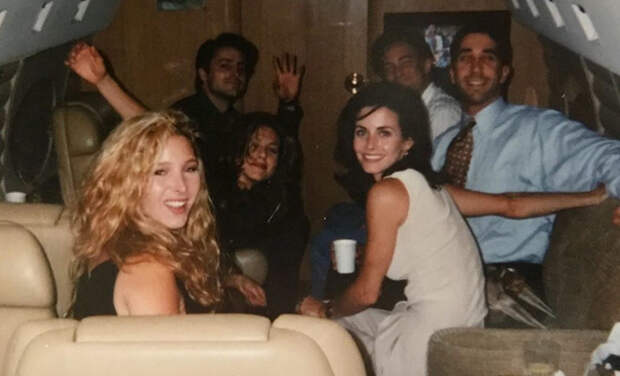 Кортни Кокс поделилась ранее неизвестной фотографией "Друзей", сделанной в последний день съемок