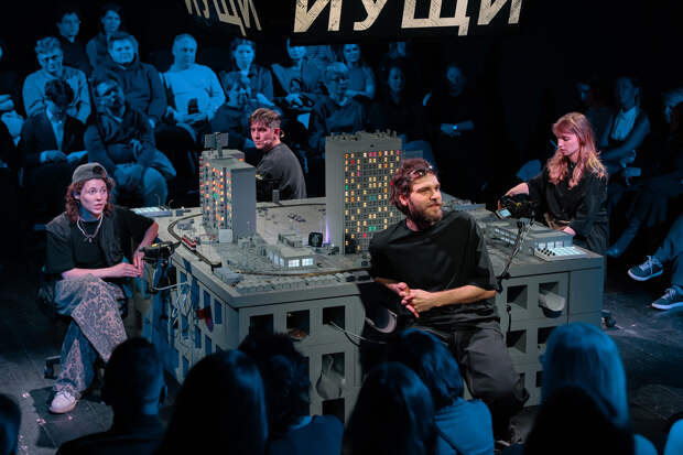 Сцена из спектакля «Вещи и ущи»