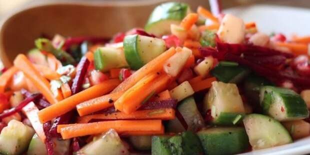 Салат из свежей свёклы с огурцами, морковью, гранатом и манго