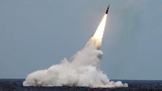 Пуск ракеты подводного базирования Trident II D5. Архивное фото Пуск ракеты подводного базирования Trident II D5. Архивное фото