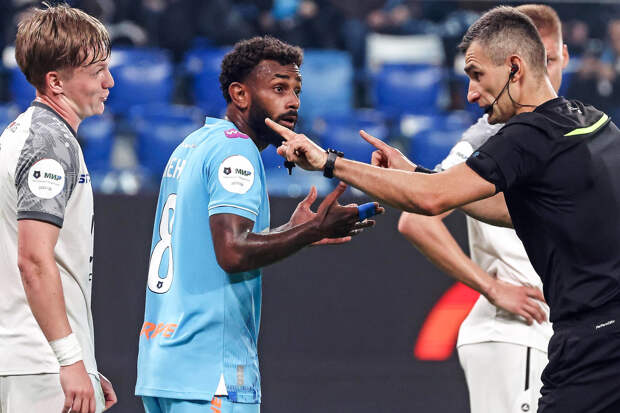 Критика судейства, атаки беспилотников и расизм. Как российский футбол погряз в скандалах после возобновления сезона?