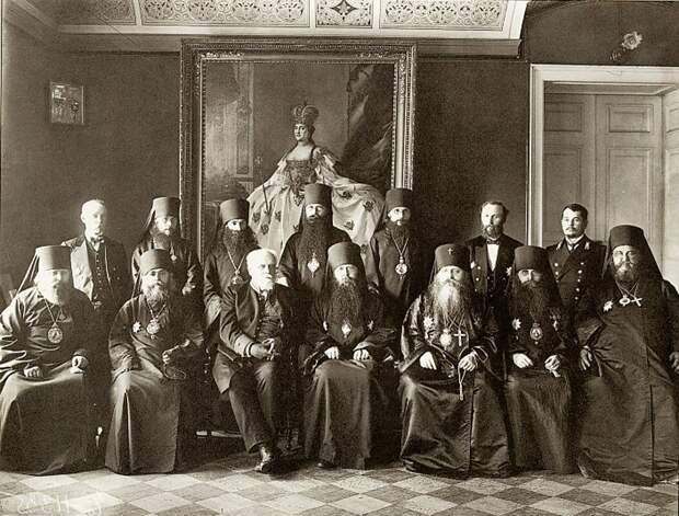 Группа членов Святейшего Синода. Участники Чрезвычайного собрания Святейшего Синода. 26 июля 1911