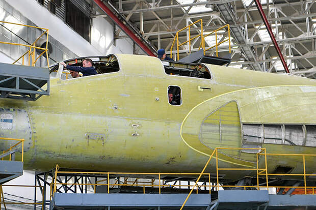 Коллектив, ставивший на крыло советский Ту-160, взрослел в работе над Ту-16, Ту-104, Ту-22, Ил-62, линейкой Ту-22М — десятки самолетов ежегодно. На чем расти нынешним работникам?