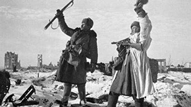 Солдаты радуются освобождению Сталинграда