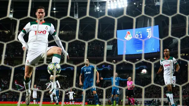 Болельщиком, упавшим с трибуны во время матча ЛЧ «Локомотив» — «Ювентус», оказался известный блогер