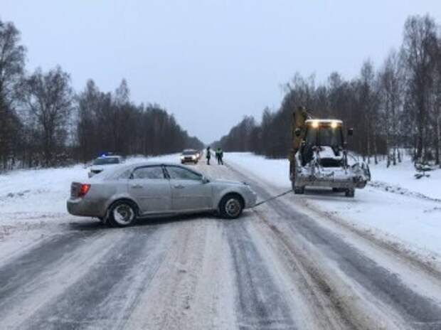 Калужские сотрудники ГАИ откопали и вытащили угодивший в кювет автомобиль
