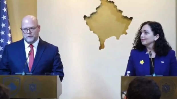 Принимая нового посла США в Косово Джеффри Ховеньера, «президент» Косово Вьоса Османи осыпала как...