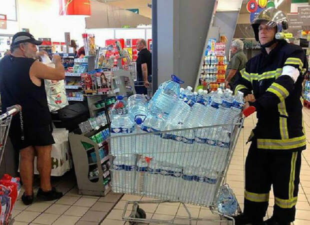 Зачем пожарному вода? | Фото: Reddit.