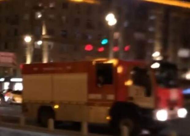 Видео: пожарные работают в здании МИД после задымления