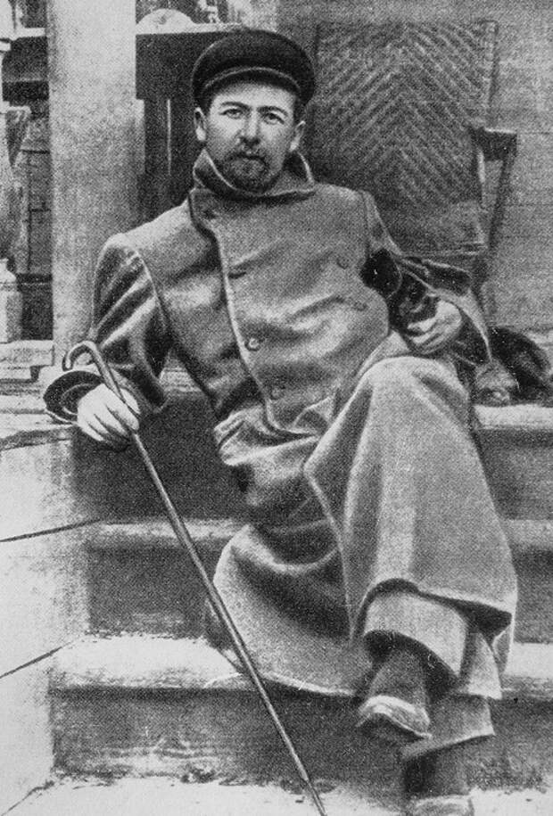 Чехов в Мелихове с таксой Хиной. 1897 г Чехов в Мелихове с таксой Хиной. 1897 г