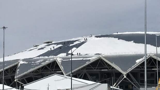 Рабочие сбрасывают снег с крыши стадиона в Самаре после воскресного снегопада. Фото Михаил ГОНЧАРОВ, "СЭ"