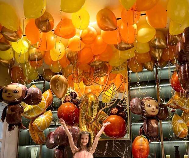 Фигуристы Максим Траньков и Татьяна Волосожар показали свою подросшую дочь