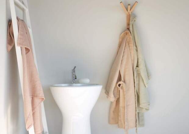 Банные халаты нередко являются частью текстильной коллекции для ванных комнат: как правило, они висят на крючках в этом помещении, а не в отдельном шкафу. Текстиль Society Limonta