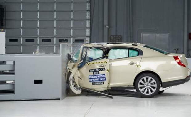 Lincoln MKS терпит неудачу в краш-тестах IIHS, BMW 5 серии, не намного лучше