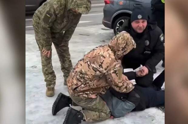 На Украине сотрудники ТЦК выстрелили в мужчину и положили лицом на землю