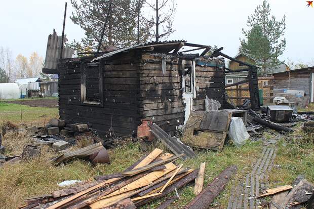 Дачный домик полностью сгорел Фото: Алиса КОЗЛОВА