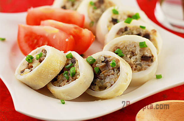 Кальмары, фаршированные грибами и сыром