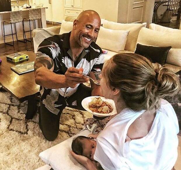 А буквально день назад 46-летний отец троих детей выложил в Instagram фото, где он, стоя на коленях, кормит с ложечки свою девушку Лорен, во время того, как она в свою очередь кормит грудью их дочурку.