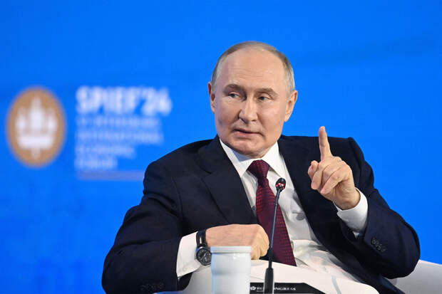 Путин: Россия непобедима, ведь ее многонациональный народ чувствует себя семьей