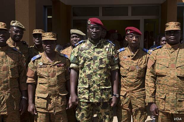Исаак Зида перед военным штабом в Уагадугу, после того как он был утвержден в должности президента 1 ноября. См. Вики https://en.wikipedia.org/wiki/2014_Burkinab%C3%A9_uprising