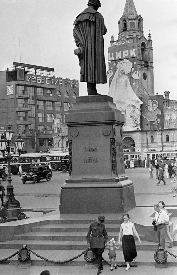 Уникальное фото - памятник Пушкину на прежнем месте, на котором он простоял с 1880 по 1950 год