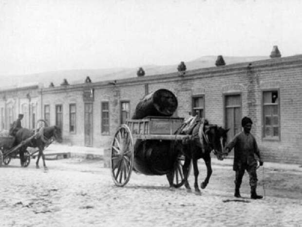 Перевозка керосина в 1890 году. 