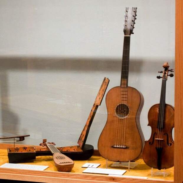 Гитара Страдивари - старинный музыкальный инструмент, на котором до сих пор можно играть