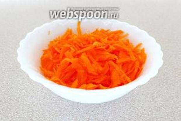 Морковь очистить и натереть на крупной тёрке.