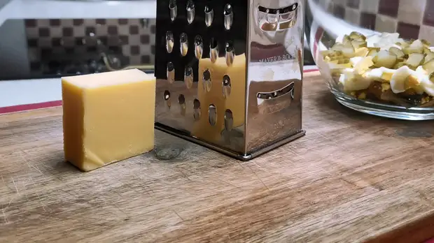 Наш новый рецепт салата со шпротами уже разошелся по всем знакомым. Готовили как быструю закуску для гостей и не промахнулись