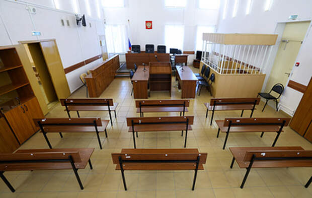 Суд запретил продавать маски с изображением Безрукова после иска артиста