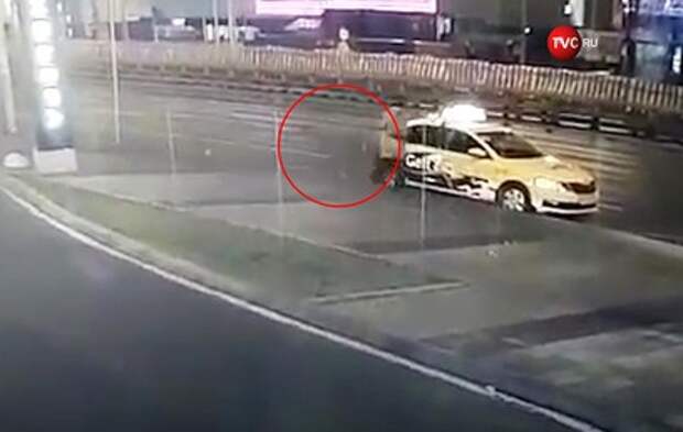 Женщину в Москве убило отлетевшим от грузовика колесом